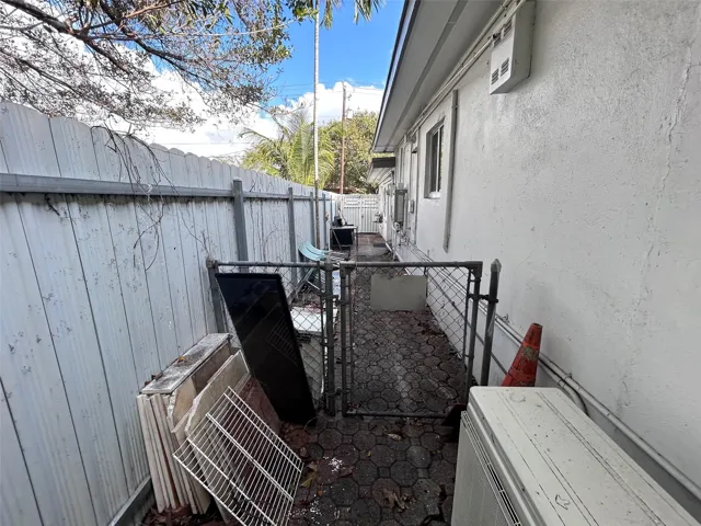 STUDIO BACKYARD GATE