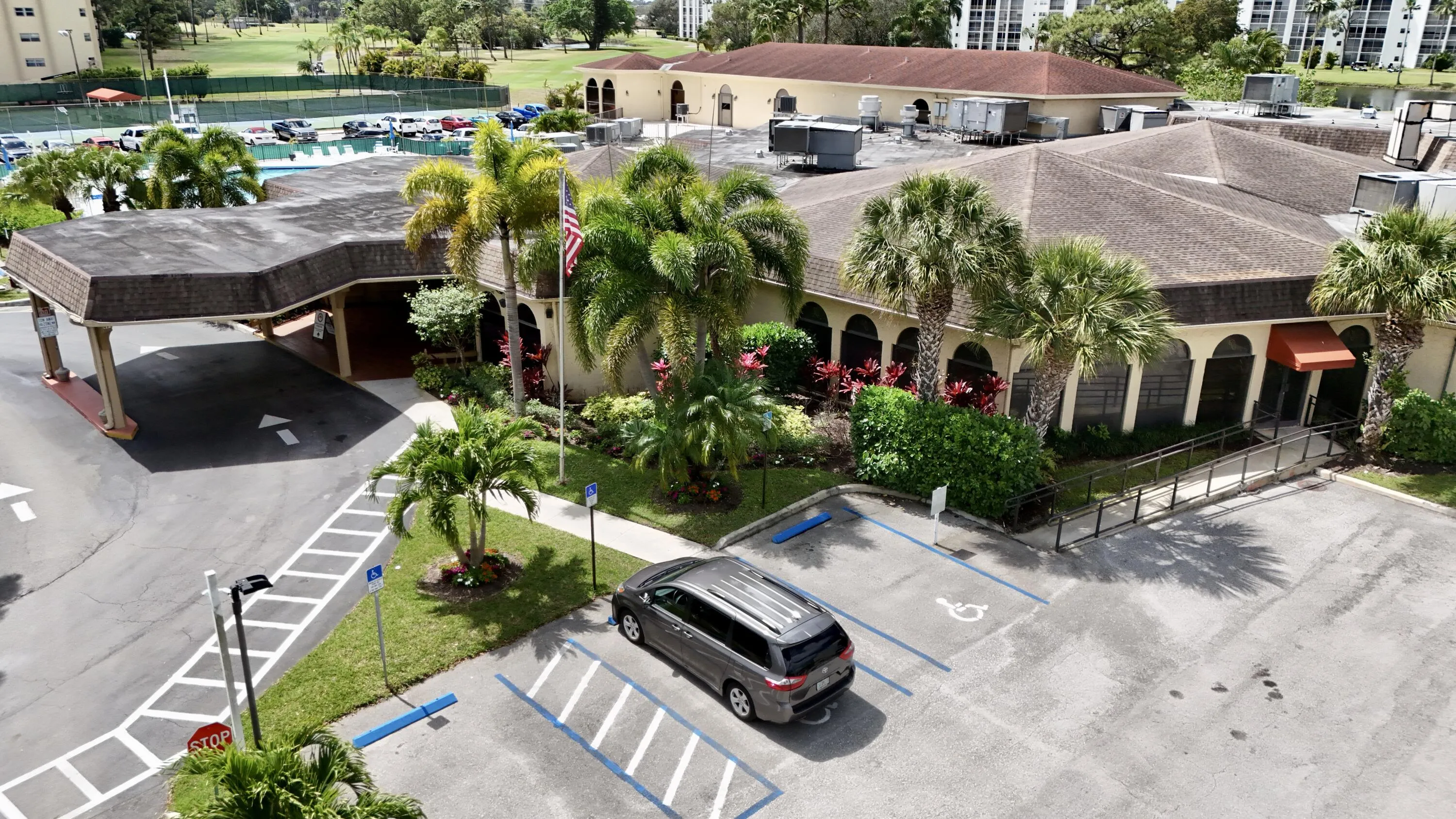 Restaurant,Gym,Library,Billiards,Cards room.