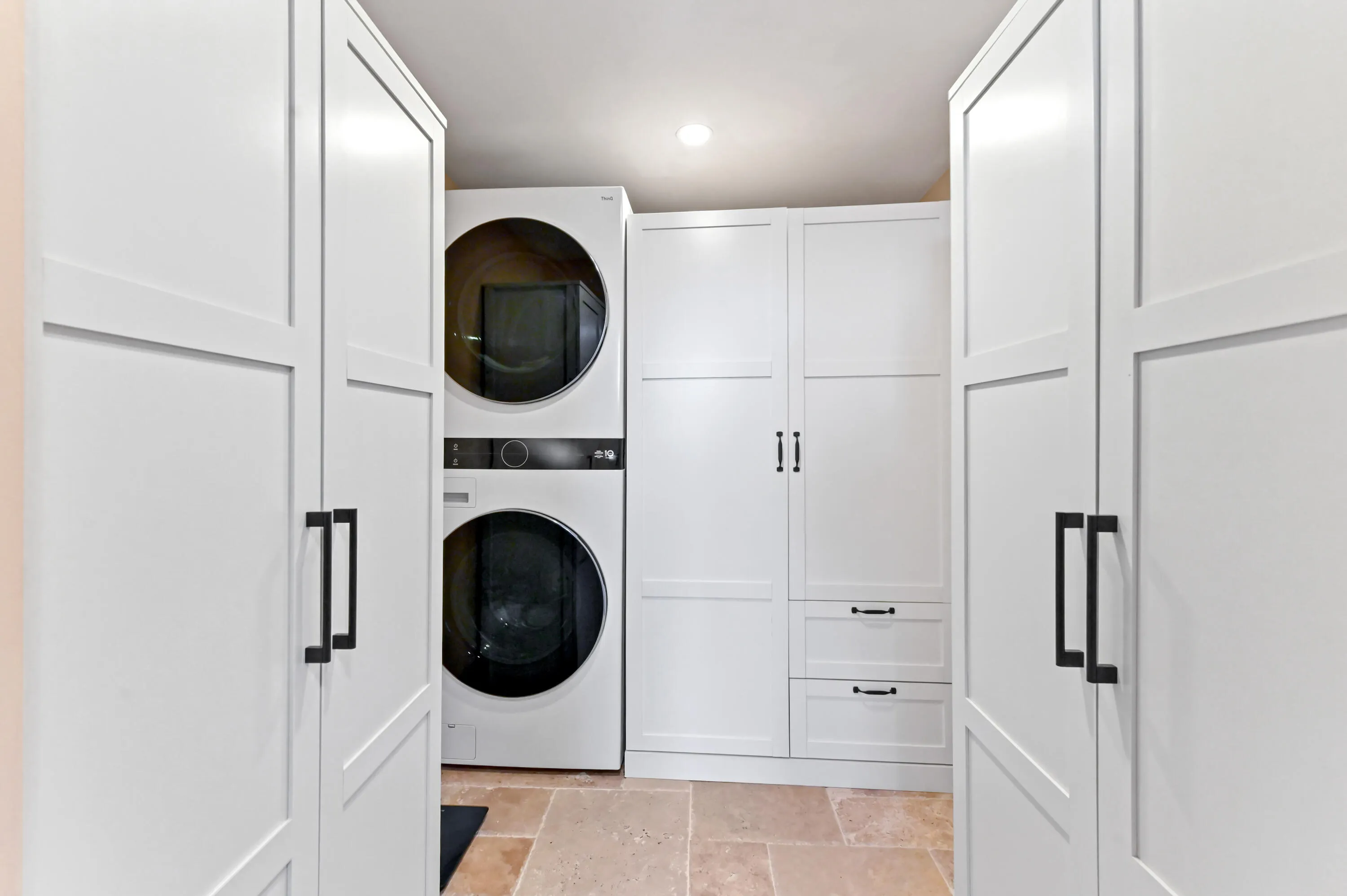 19 closet and laundry 01