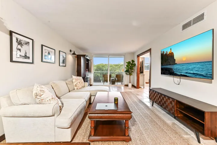 09 living room 01