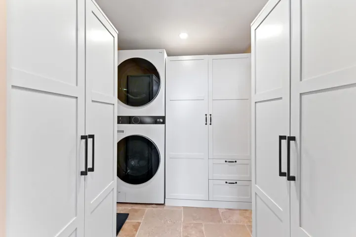19 closet and laundry 01