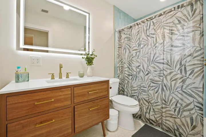 28 Bathroom 01