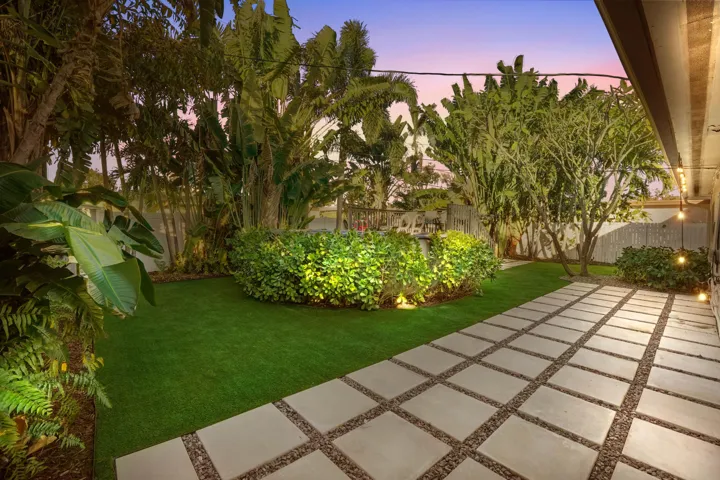 29 Backyard 01-TW