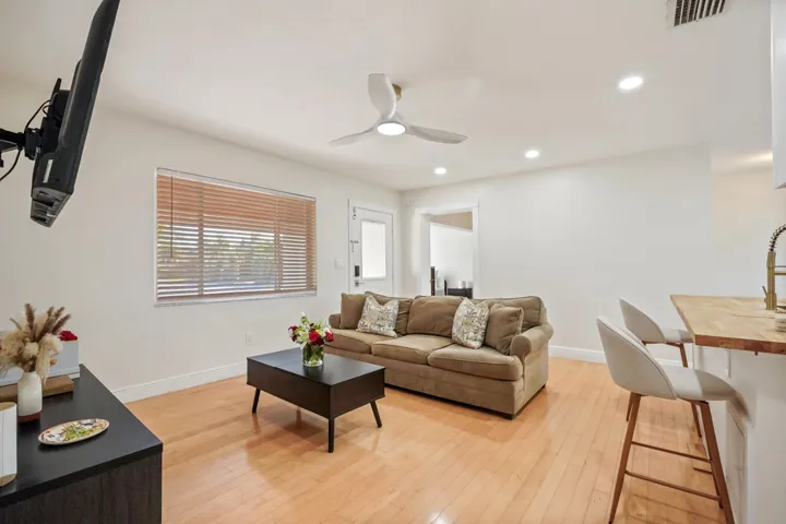 08 Living Room 03