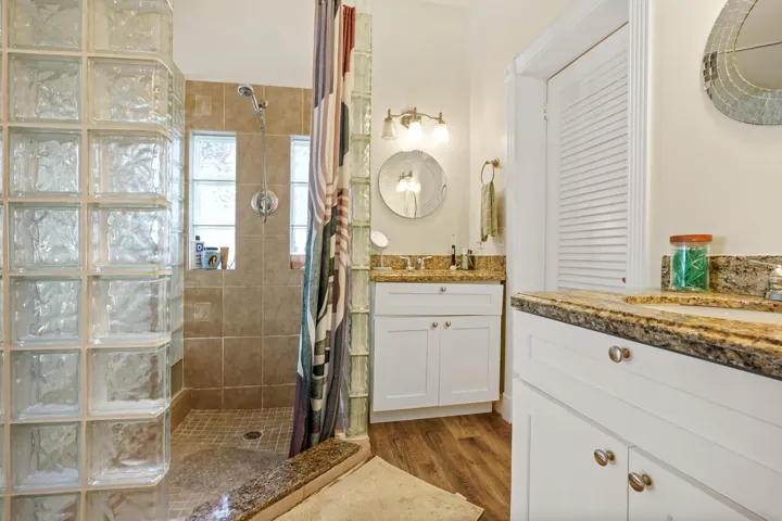 13 Bathroom 02