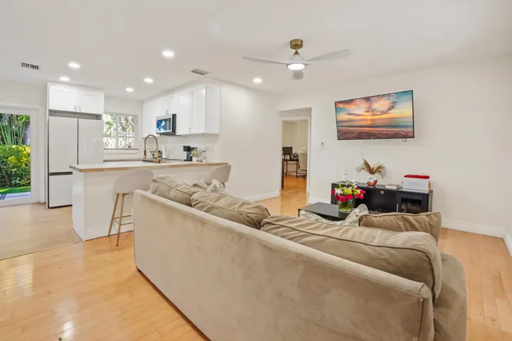 06 Living Room 01