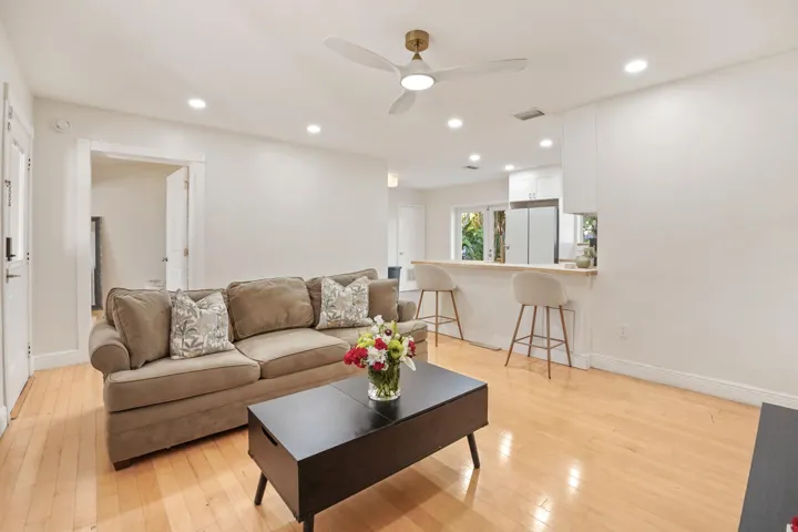 07 Living Room 02