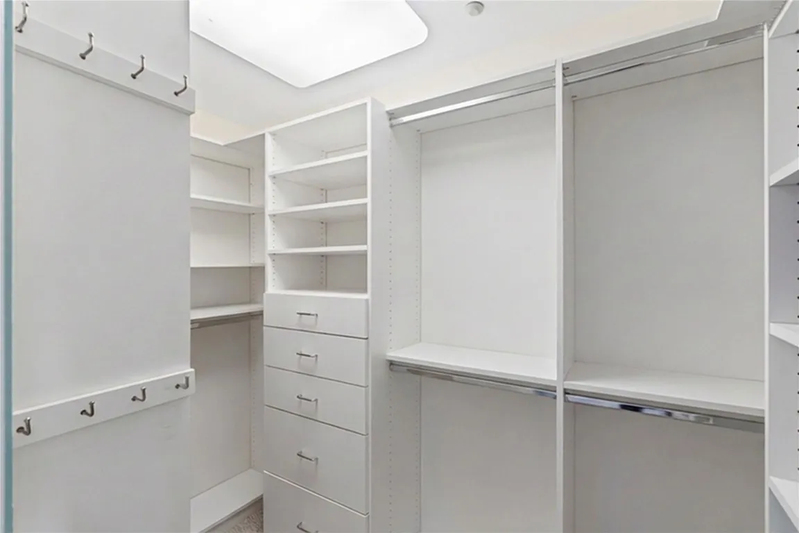 WALK-IN CLOSET