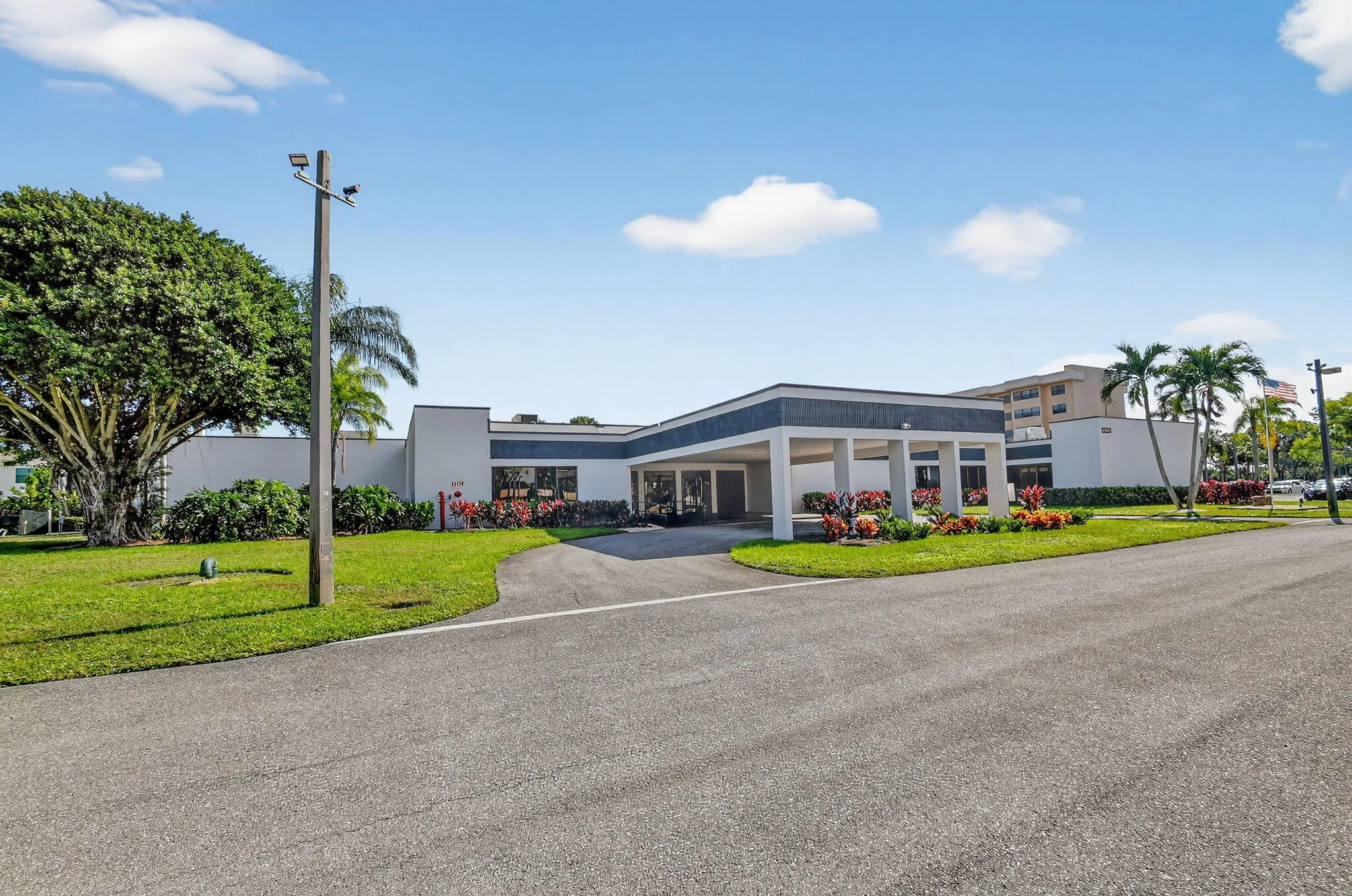 42-web-or-mls-Lucerne Pointe main clubho