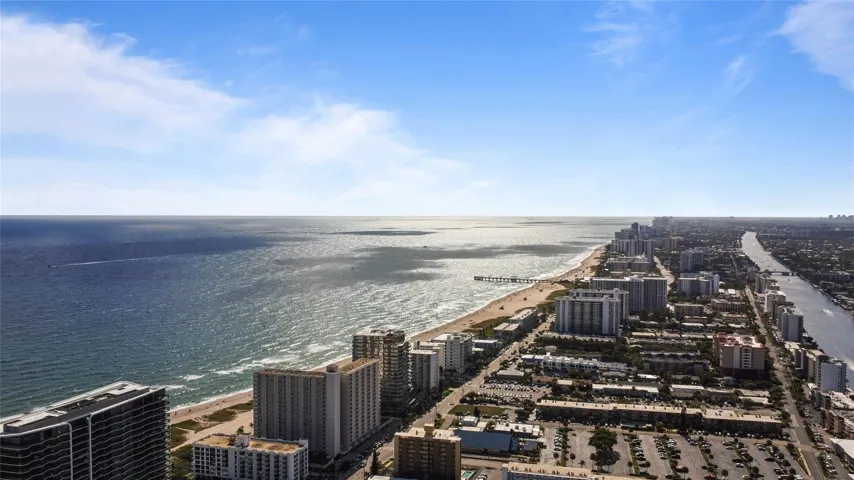 Right between the Ocean and the Intracoastal!!