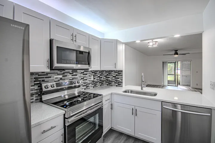 Shaker Cabinets, Stainless Steel Appliances Quartz Tops