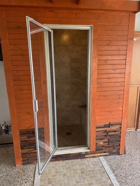 4 person Steam Room