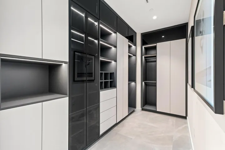 WALK IN CLOSET