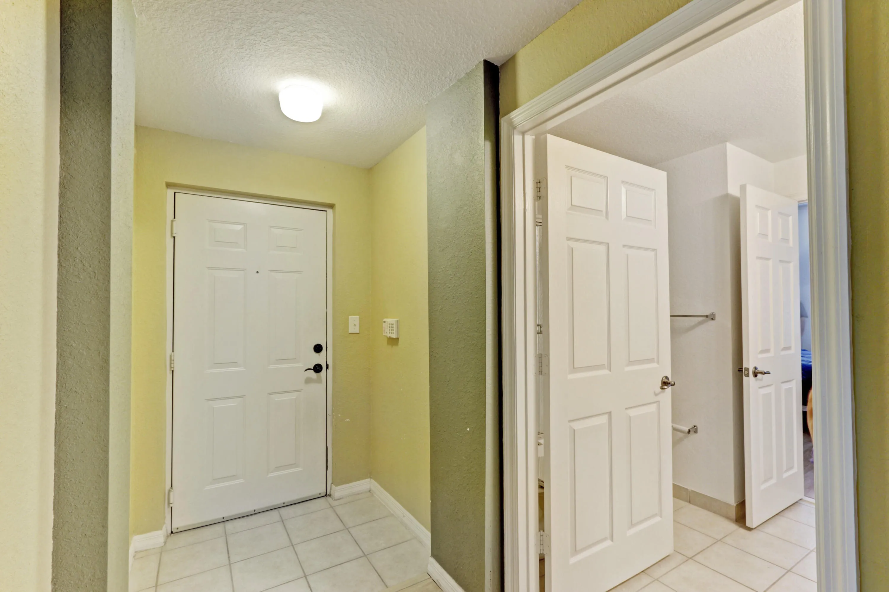 foyer white