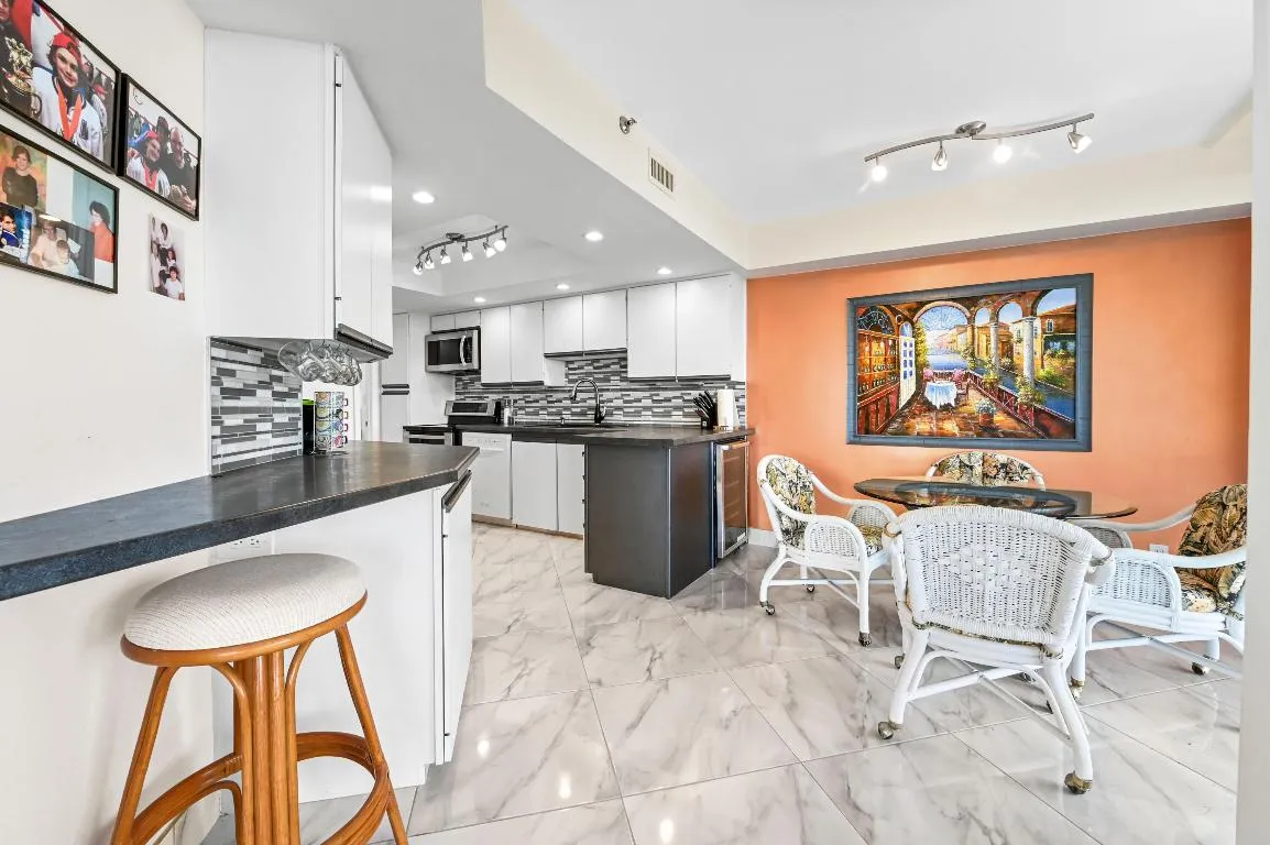 EAT IN KITCHEN