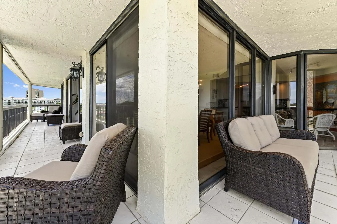 INCREDIBLE BALCONY SPACE