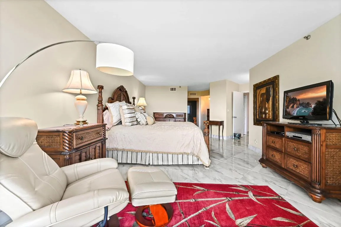 PRINCIPAL BEDROOM