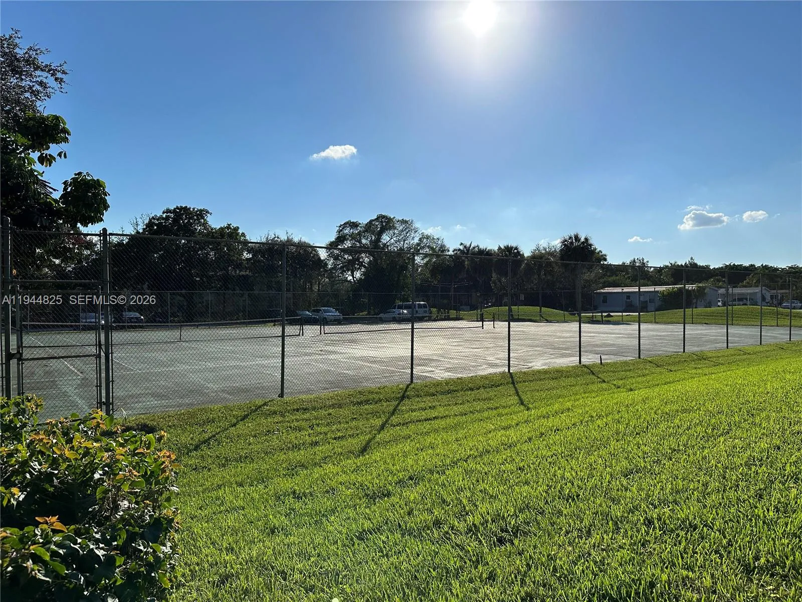 TENNIS & PICKLEBALL COURTS