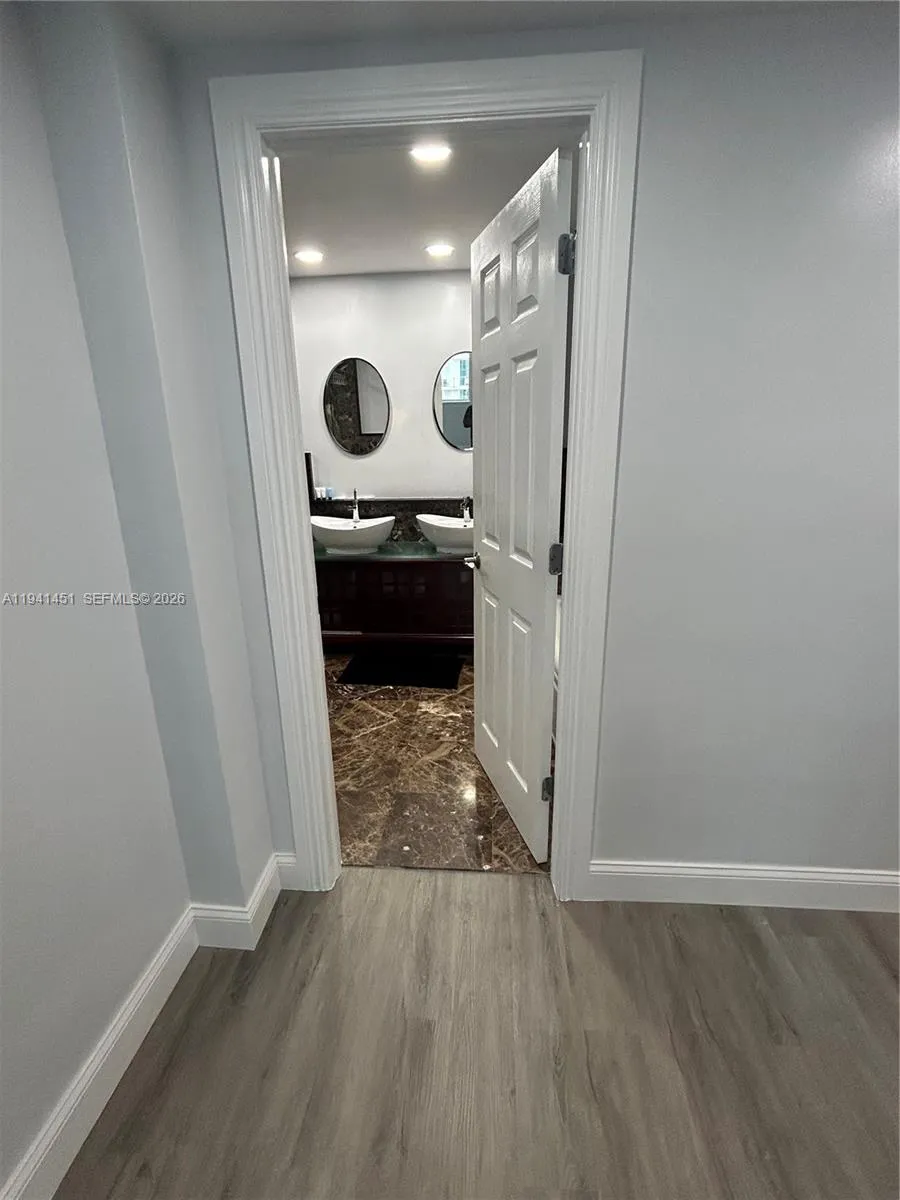 Master Bedroom Bathroom Entryway