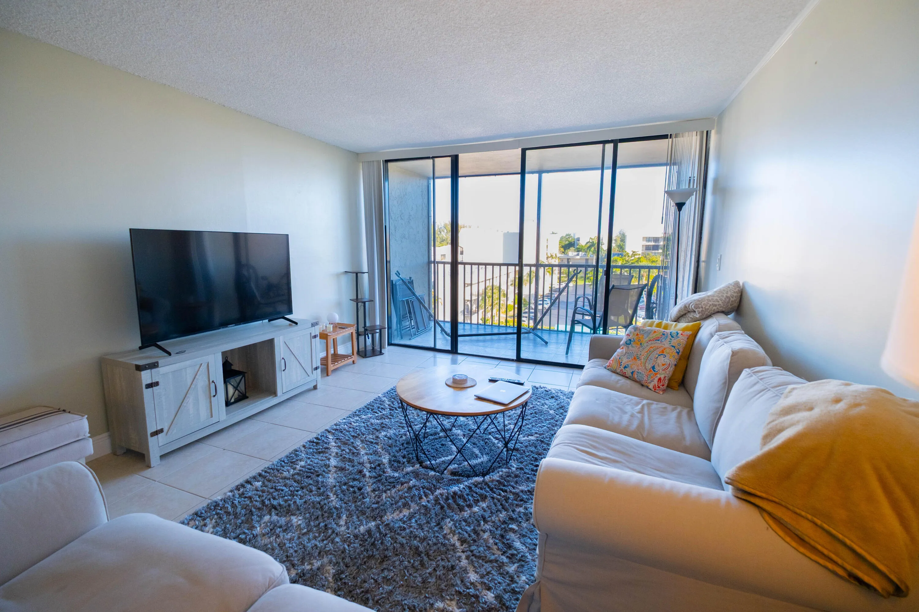 BOCA BAYOU LIVINGROOM