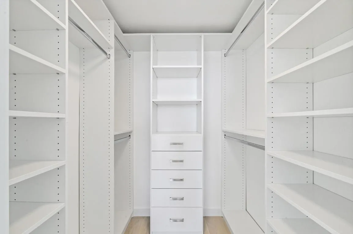 21 closet 01