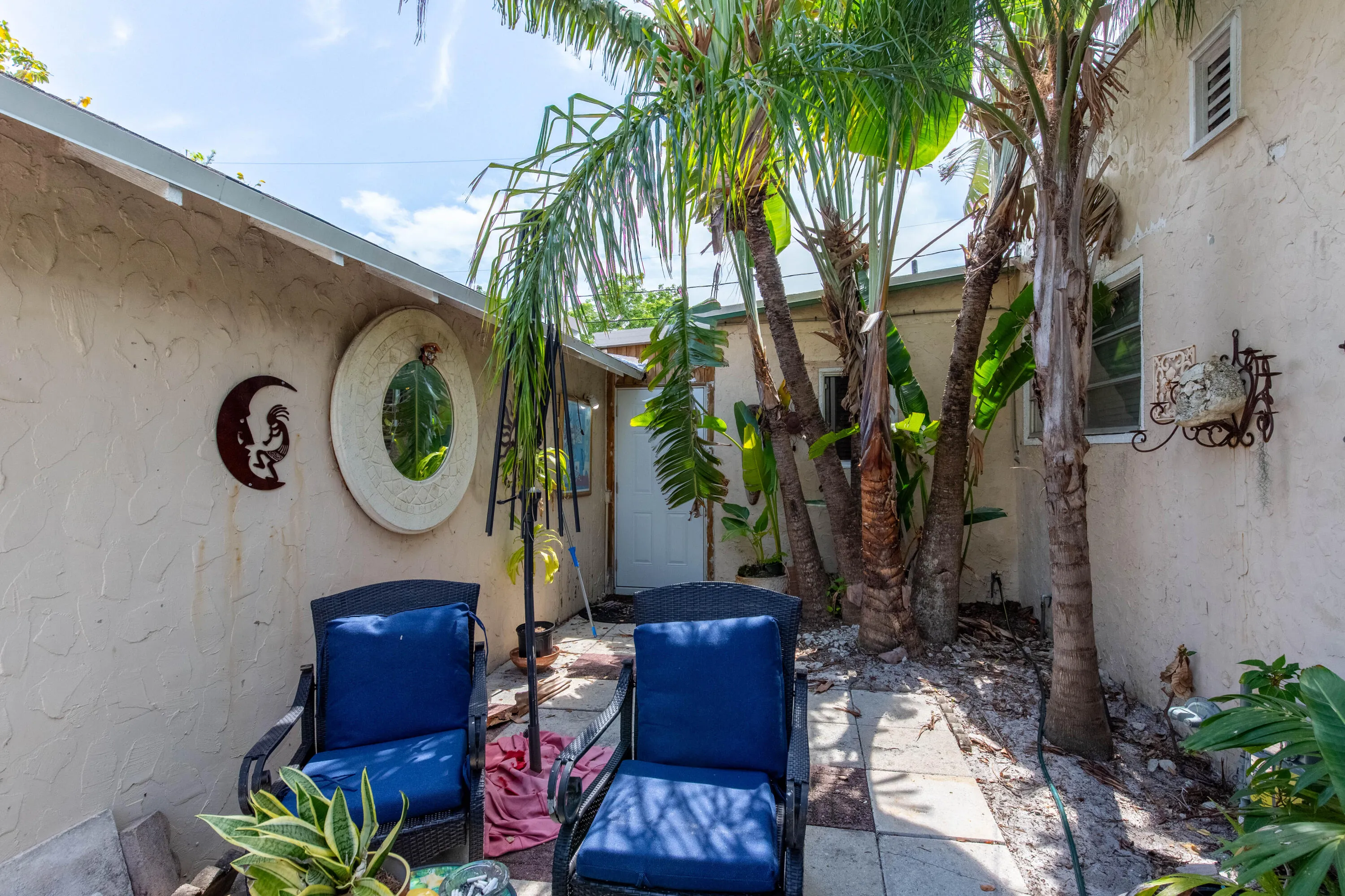 sitting area ,n notice entrance one bedroom that has private entrance! and back patio