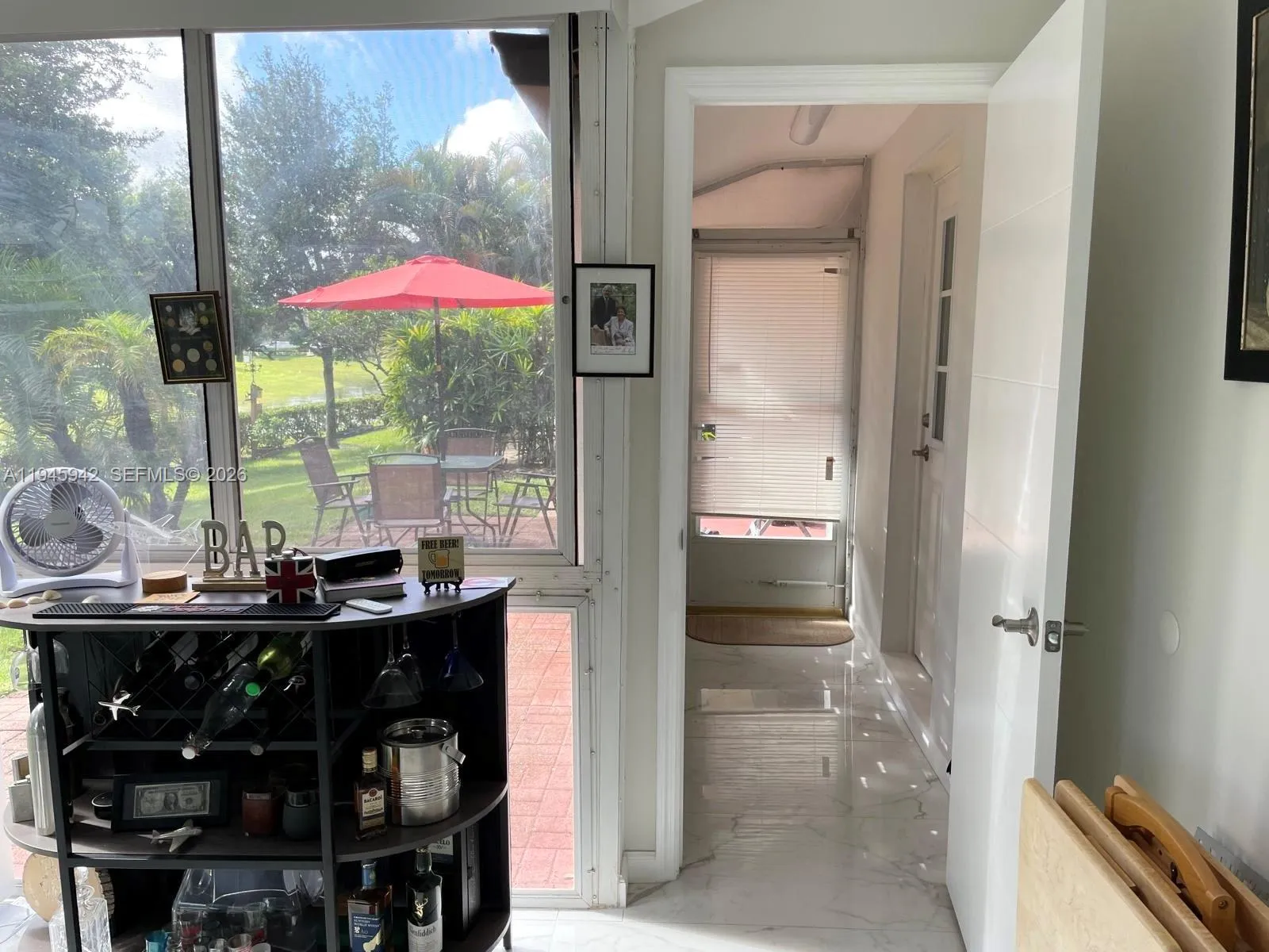 Side Entry/Exit To Lanai