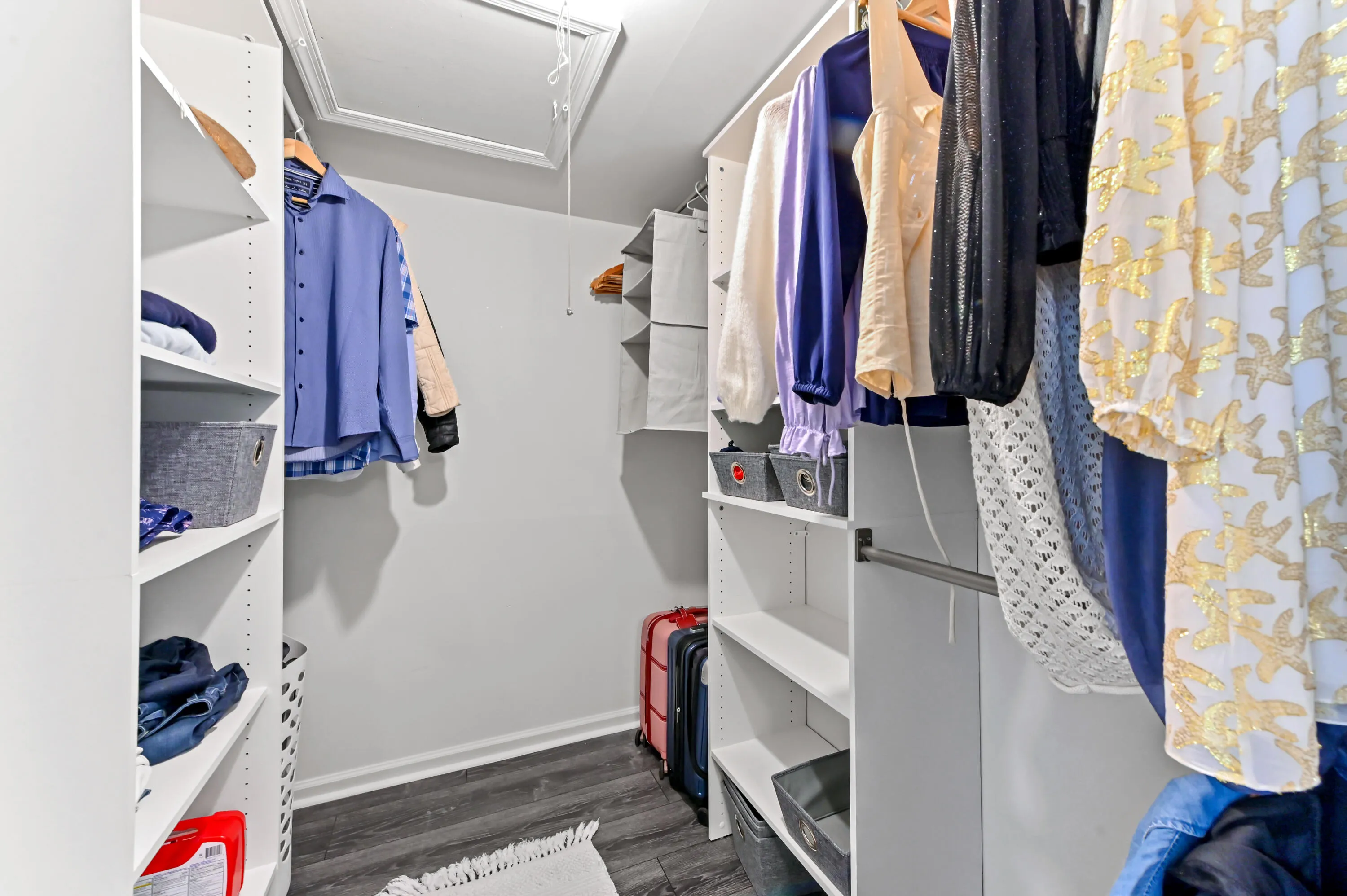 18 closet 01