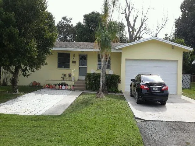 Open front porch, 1 car garage w/additional driveway parking
