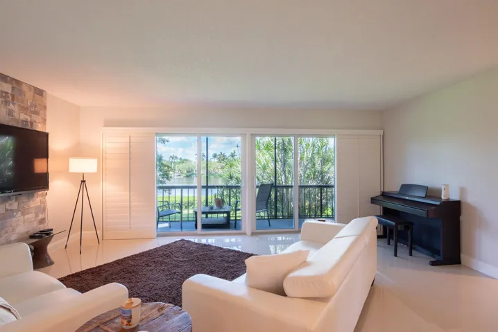 © Clark-9130 SE Riverfront Terrace - L-0