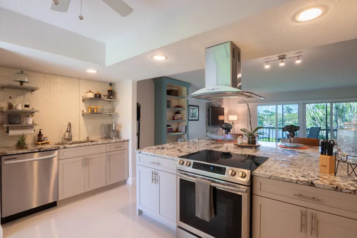 © Clark-9130 SE Riverfront Terrace - L-0