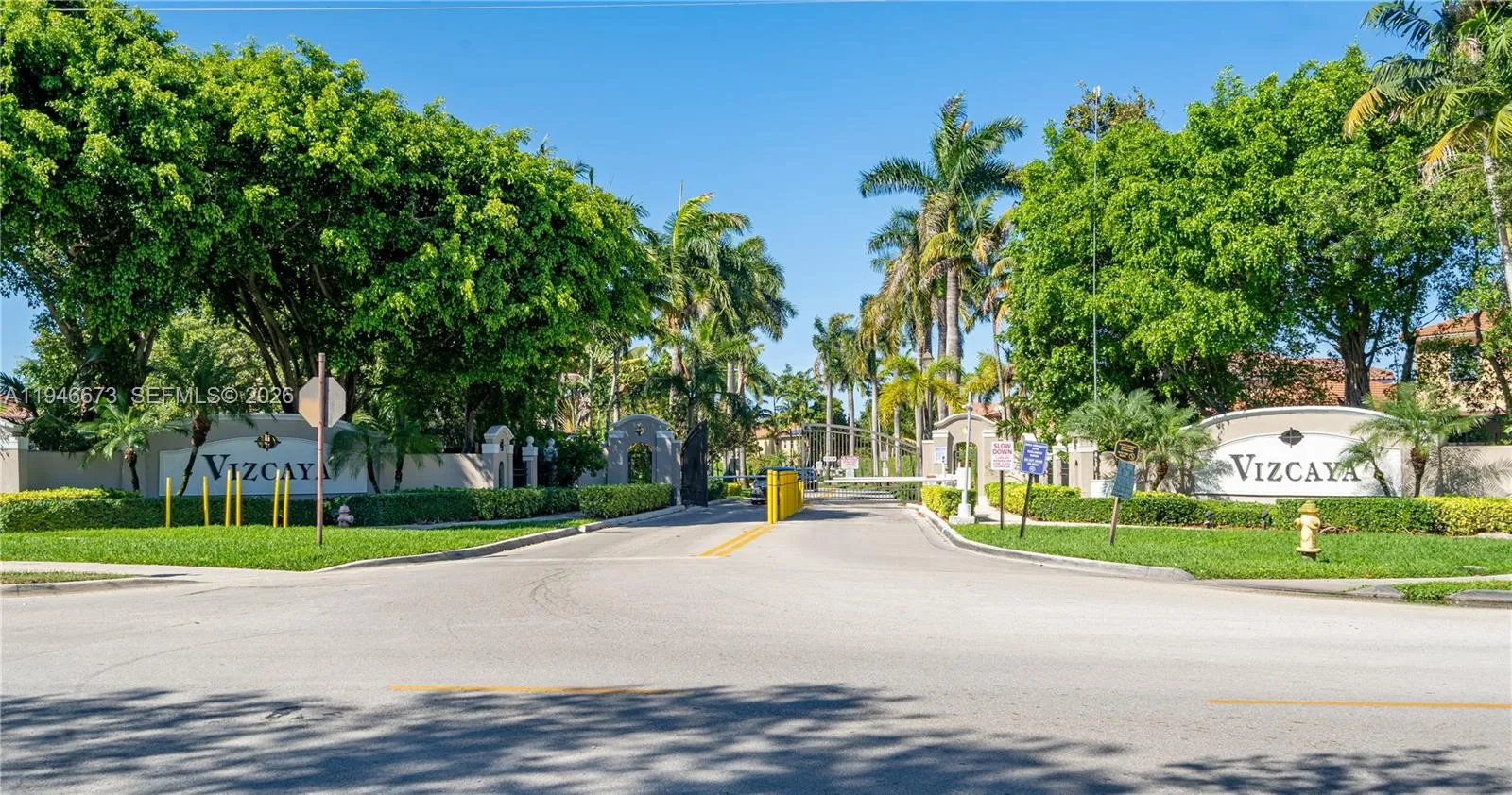 RESIDENTS ENTRANCE (MIDDLE)