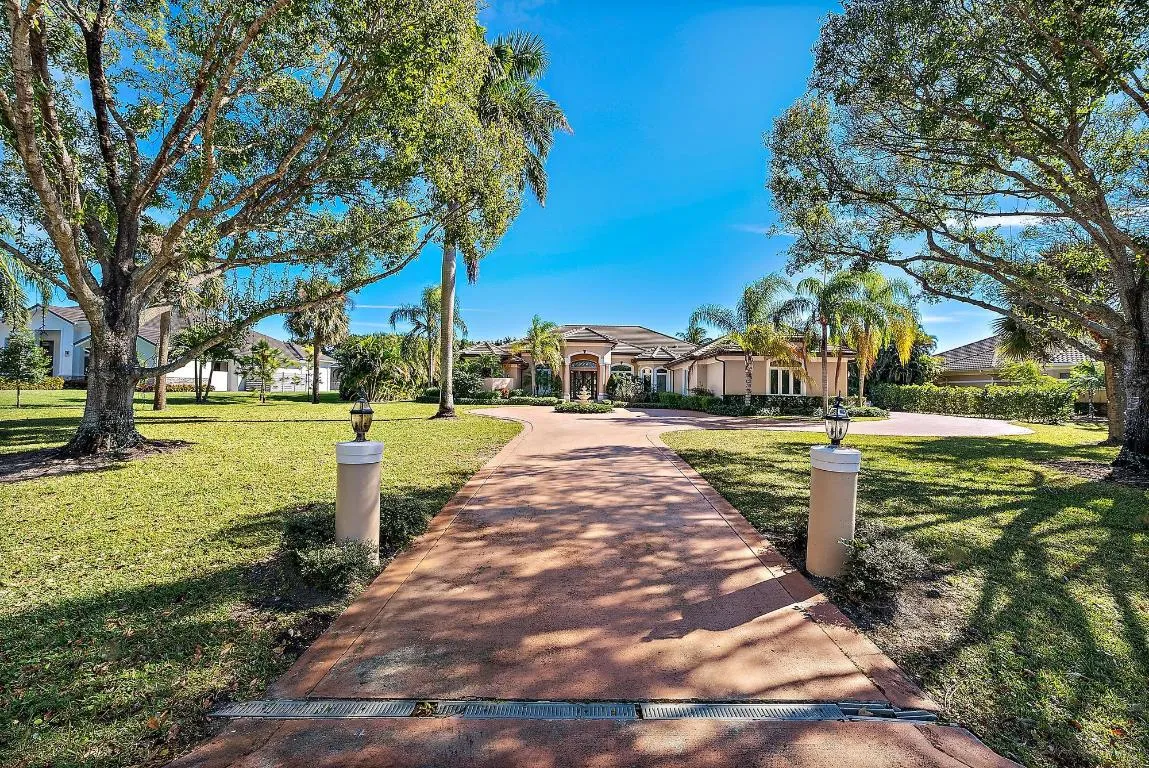 Entrance / Driveway