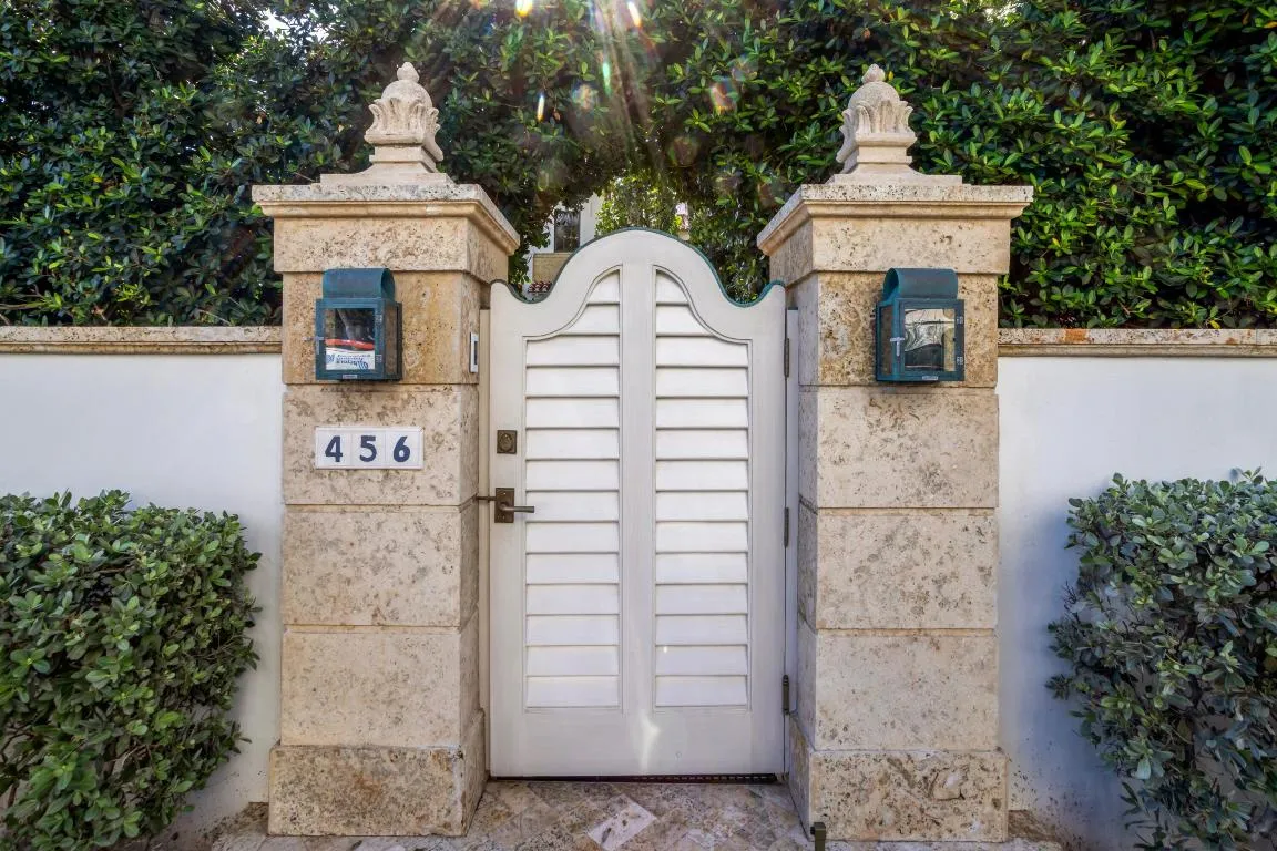 mls_ENTRANCE_GATE_EB