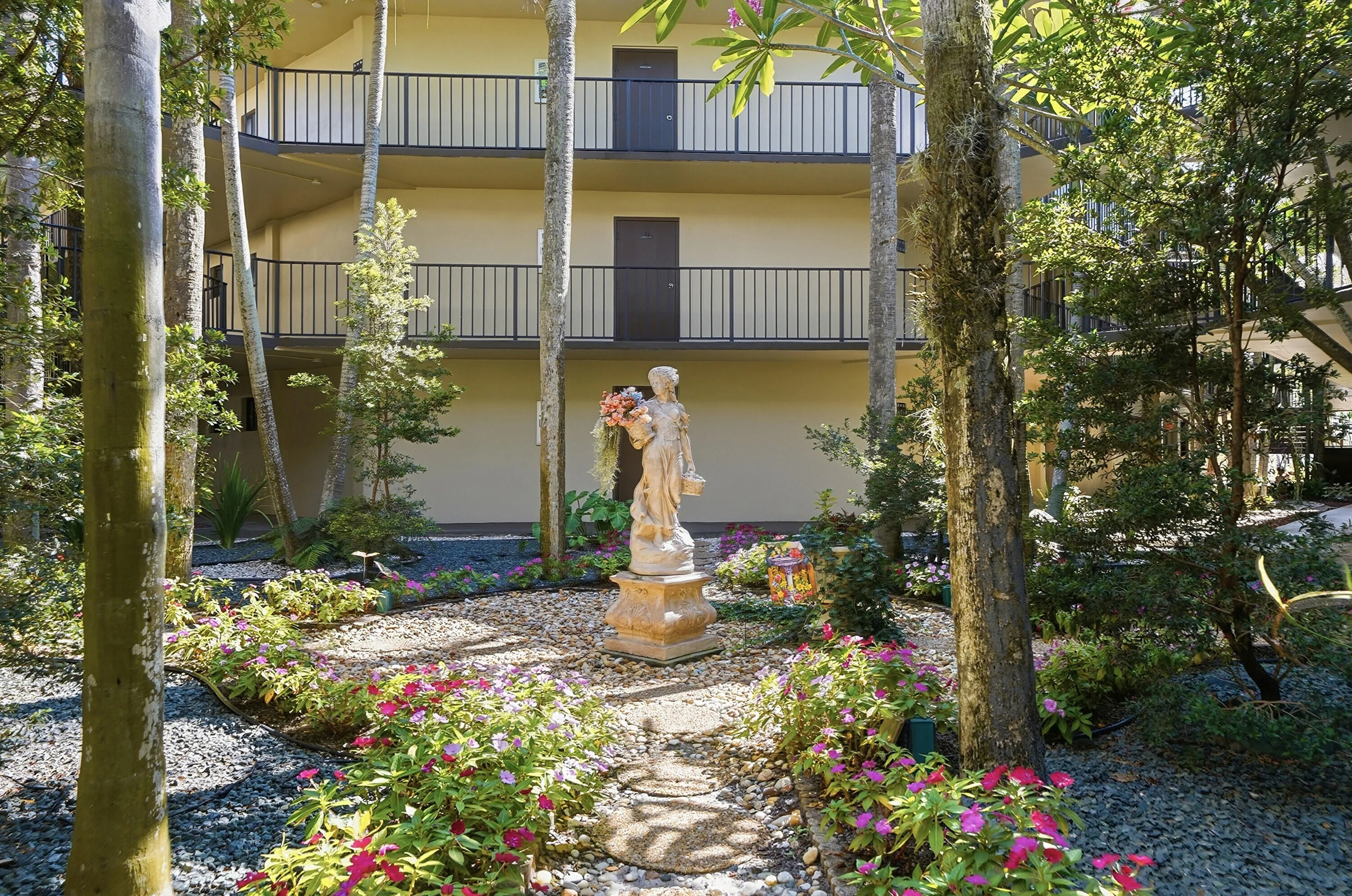Aspen Courtyard