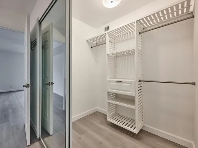 CUSTOM CLOSETS
