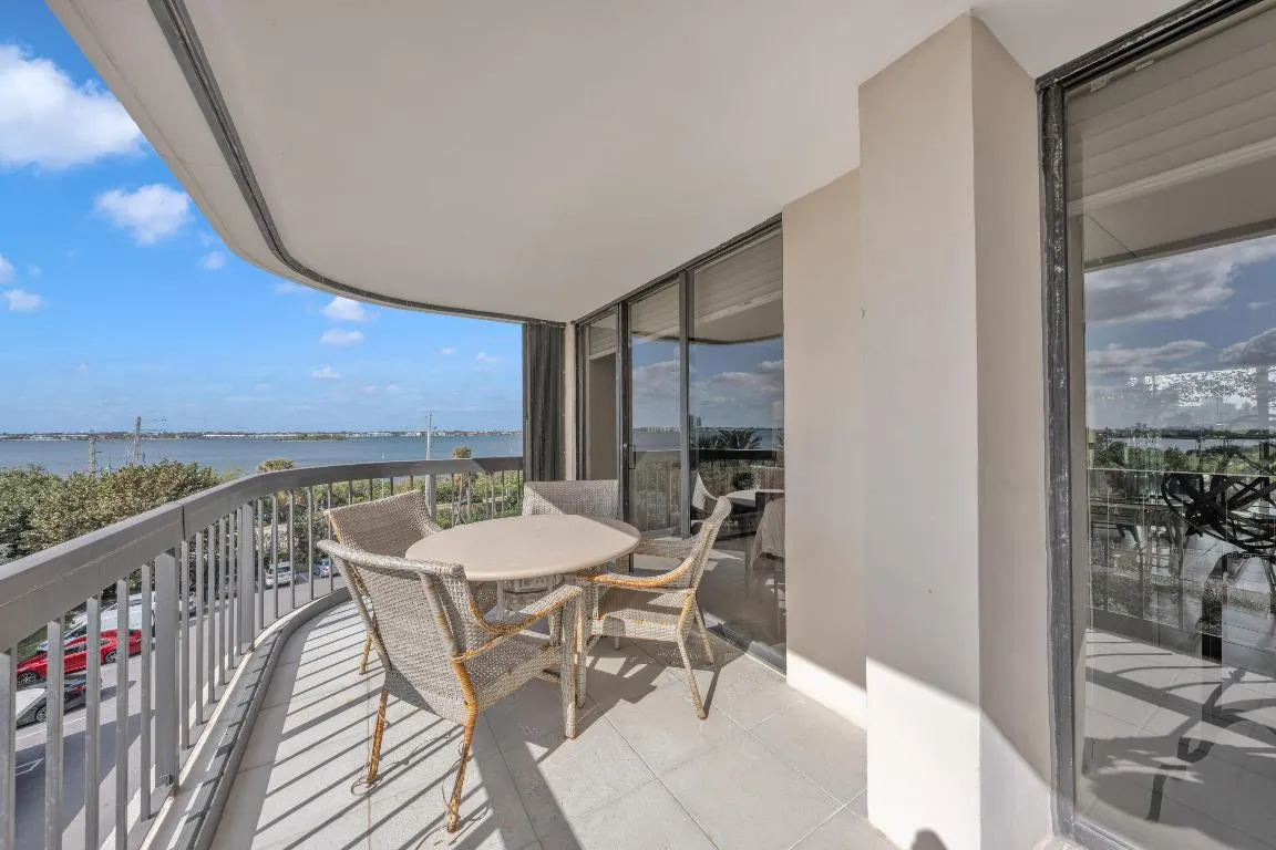 Balcony Intracoastal views 4A