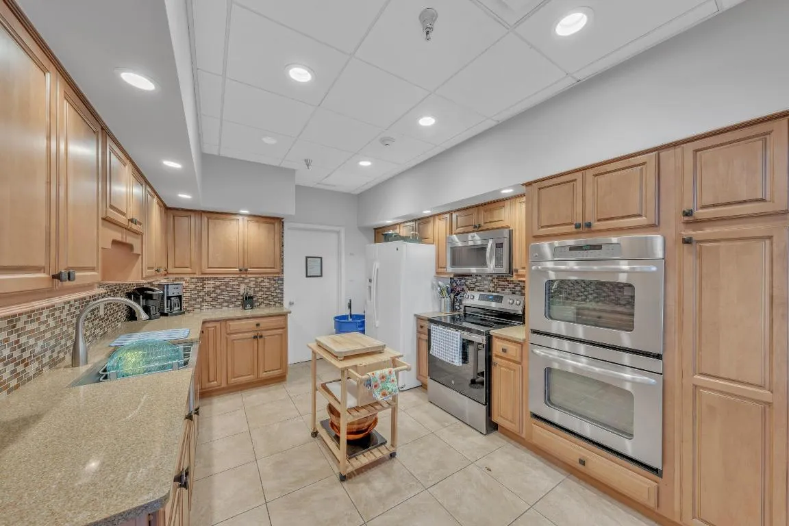 4A Clubhouse kitchen with double ovens