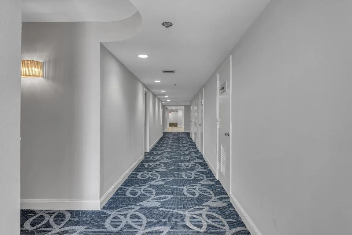 4A hallway to Elevator