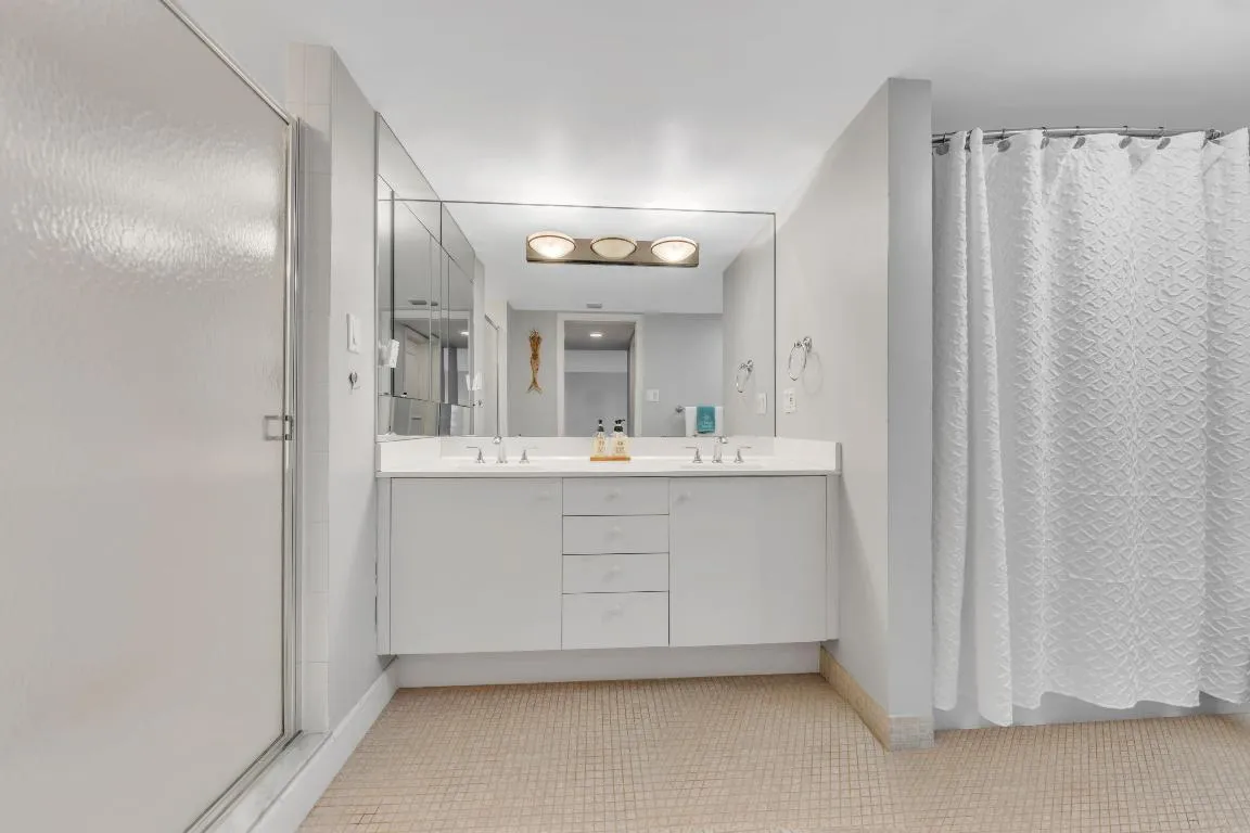 Master with dual sinks shower and separa