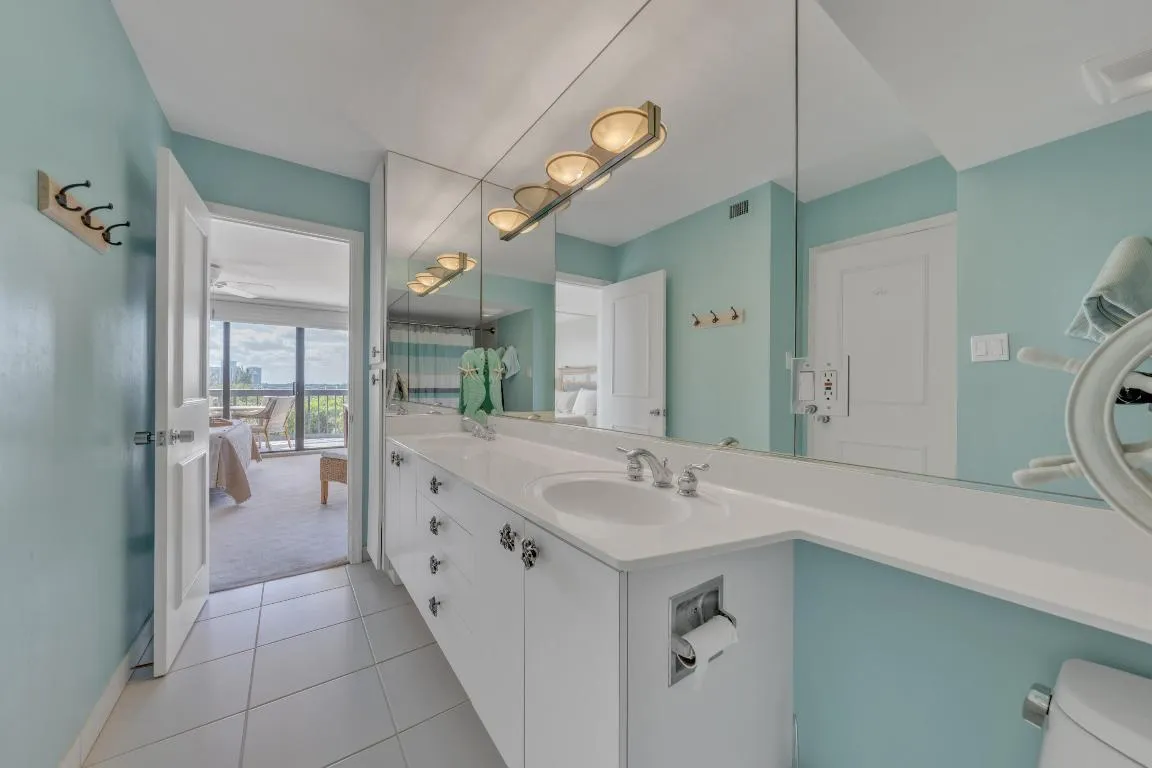 4A Master bath with dual sinks