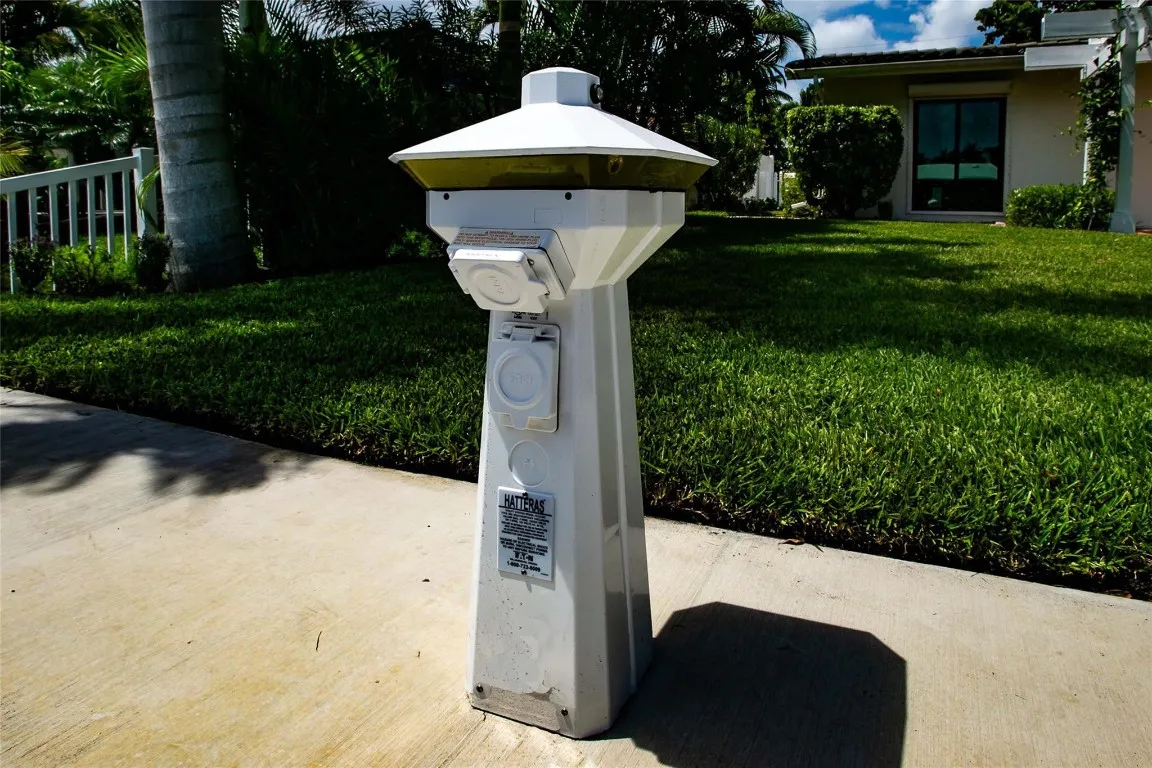 Hatteras Power Pedestal