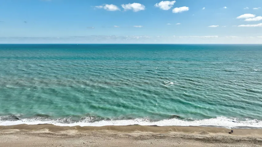 STEPS TO THE BEAUTIFUL TURQUOISE OCEAN