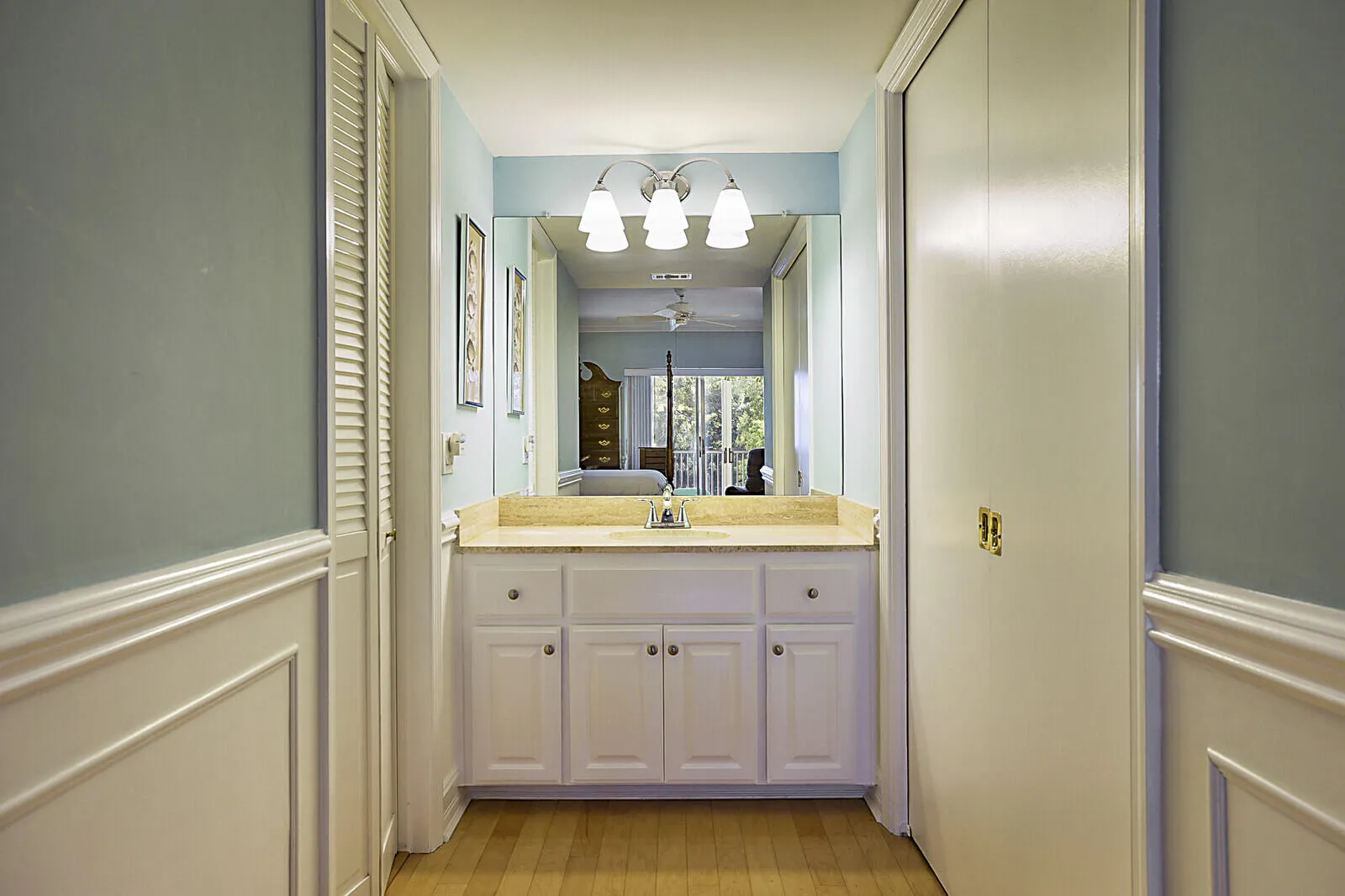 25_700_NE_Harbour_Terrace_Apt_231_25_mls