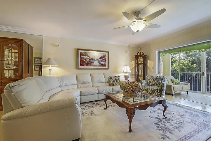 03_700_NE_Harbour_Terrace_Apt_231_3_mls