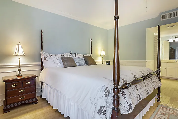 24_700_NE_Harbour_Terrace_Apt_231_24_mls