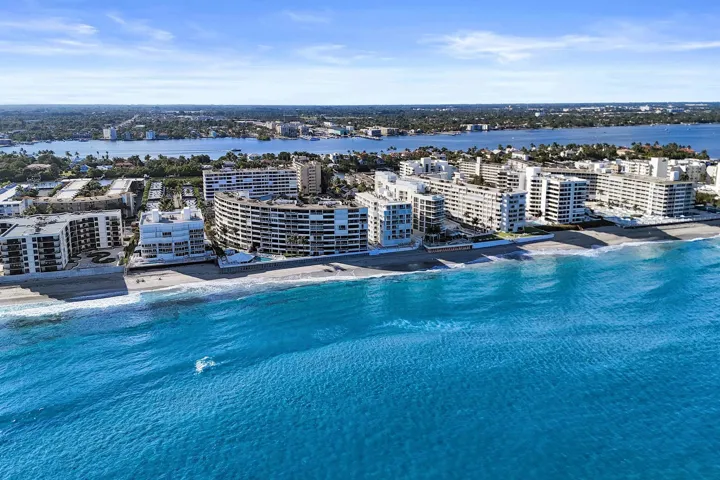 Waterfront condo in South Palm Beach