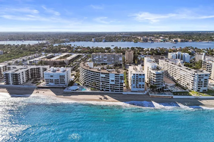 Waterfront condo in South Palm Beach