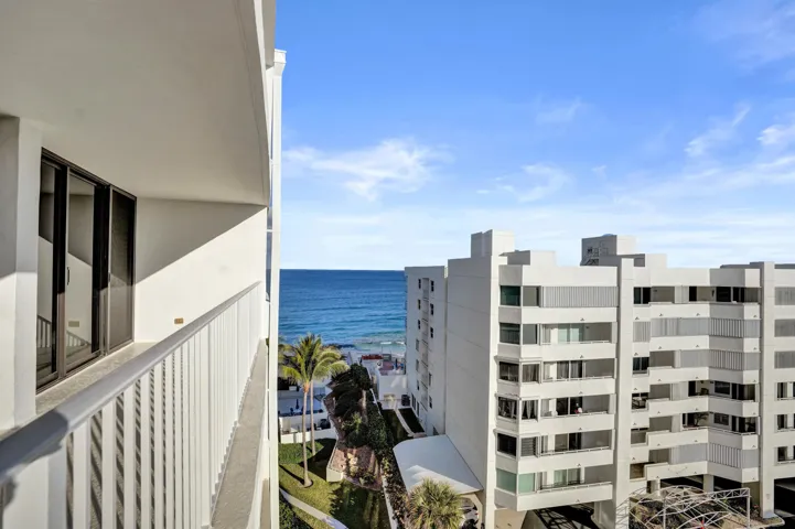 Waterfront condo in South Palm Beach