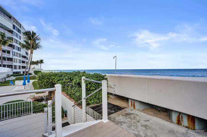 Waterfront condo in South Palm Beach